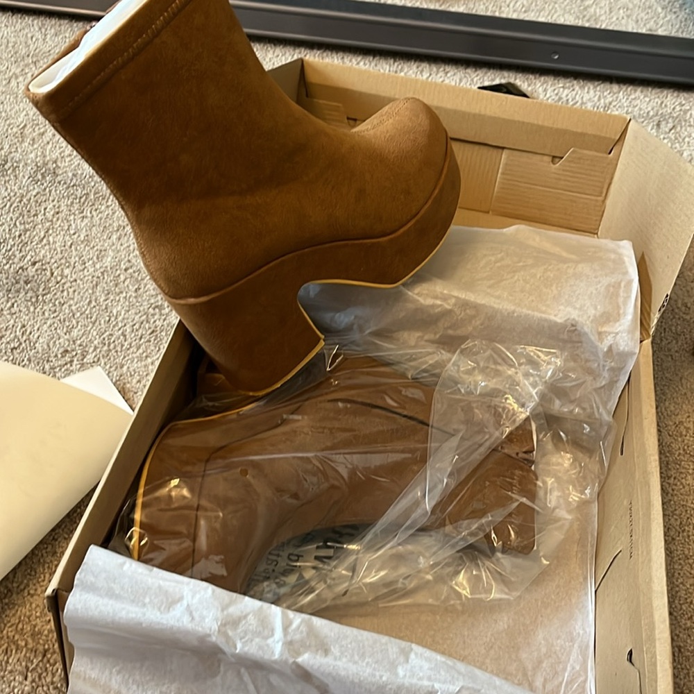 NEW Dalton boots in cognac, lug sole, perf for fall - Picture 2 of 5